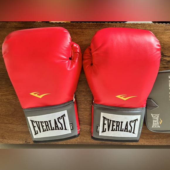 Everlast Pro Style 12 oz Red Boxing Gloves - Picture 1 of 8